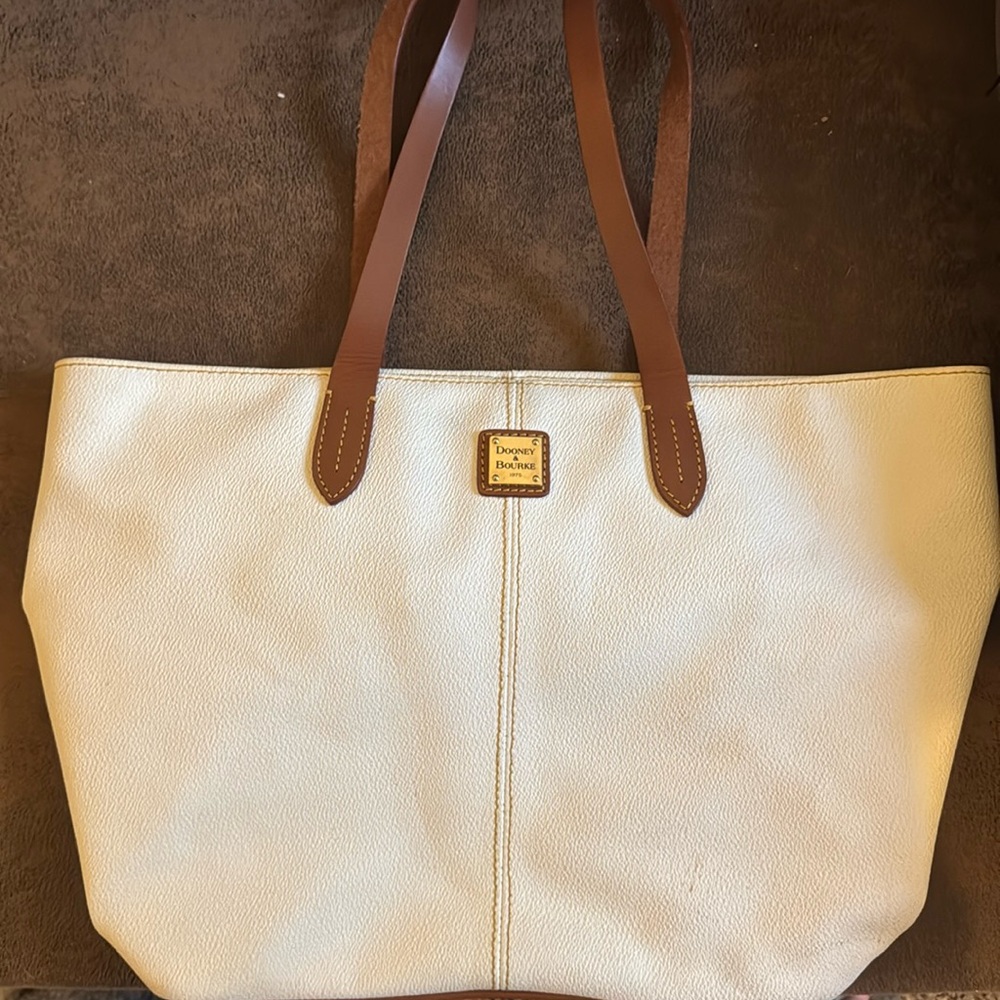 White Dooney & Bourke tote.